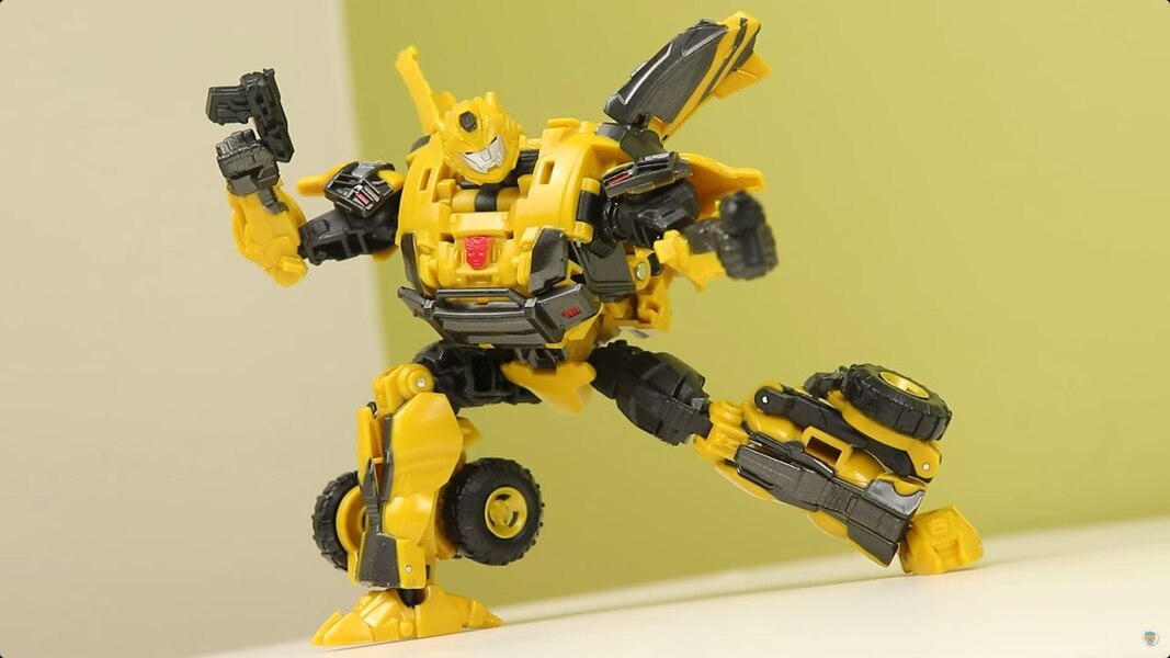 Image Of Reactive Bumblebee & Starscream 2 Pack In Hand From Transformers Game Toys  (14 of 37)